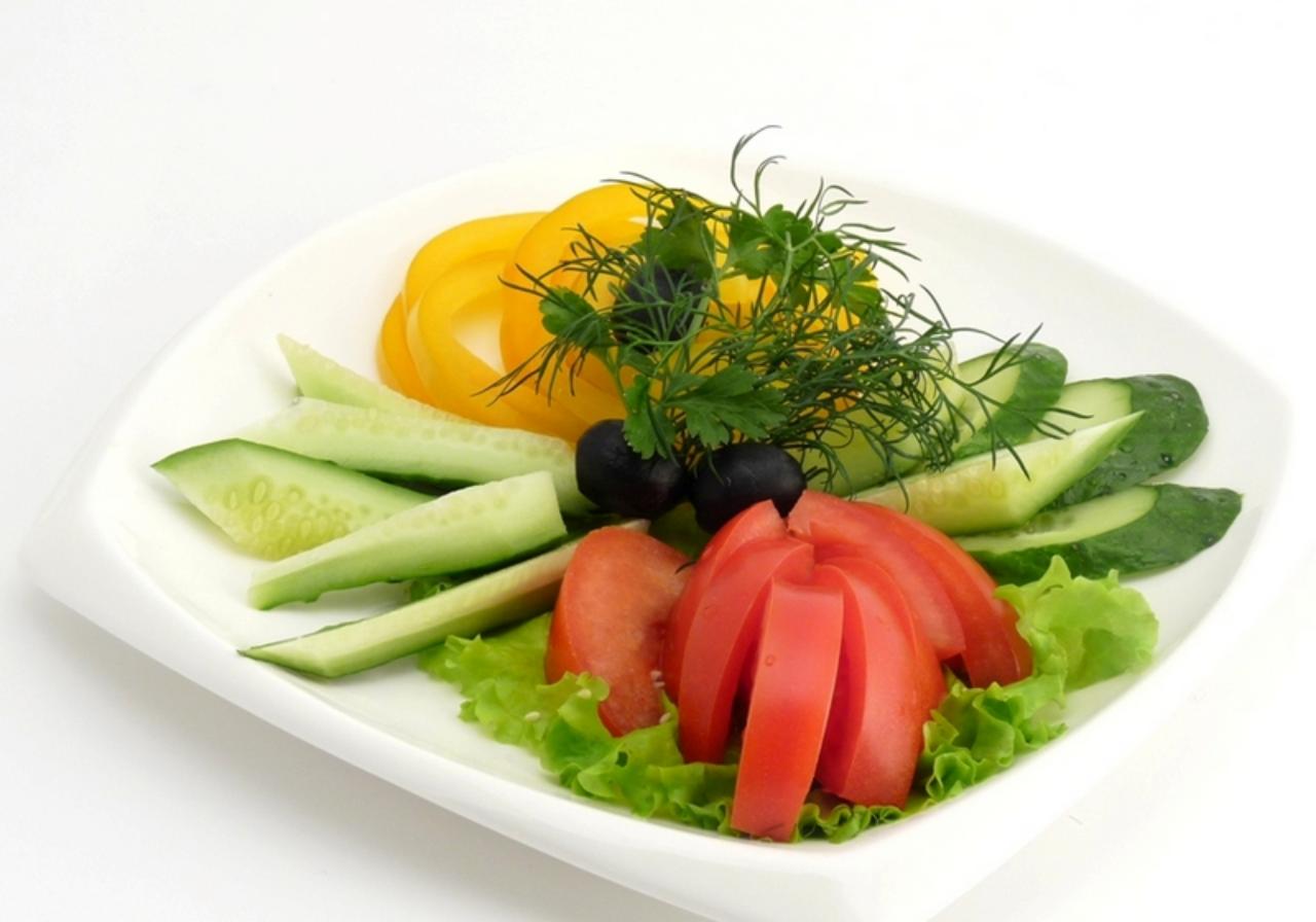 Свежие овощи и сыры. Овощная тарелка. Тарелка с овощами. Овощное ассорти. Свежие овощи на тарелке.